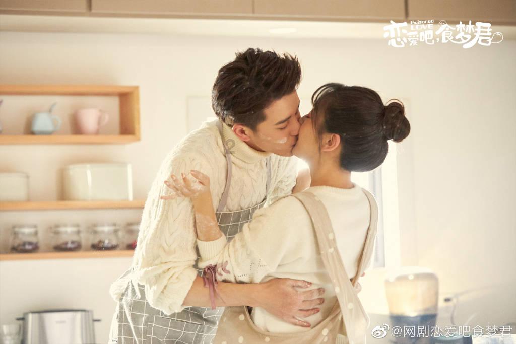 惠若琪老公生日夫妻恩爱同框,老杨紧挨老婆憨笑,夫妻相越来越浓