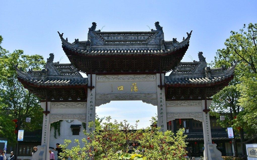 内马尔迎来第三个孩子，引发争议